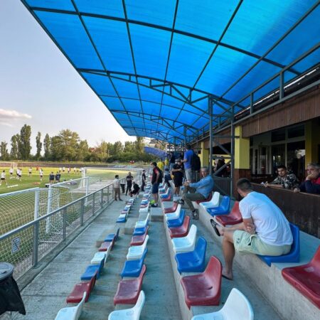 România U21 s-a pregătit pe un stadion de „județeană”, accesibil printr-un bar + Gestul emoționant al „tricolorilor”
