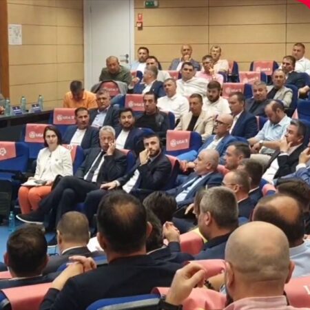 Adrian Mititelu l-a întrerupt pe Răzvan Burleanu în timpul Adunării Generale FRF și a provocat scandal în sală