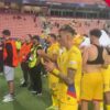 Tinerii jucători ai naționalei U21 a României își unesc vocile cu galeria după meciul cu Italia, 0-1, la EURO 2025