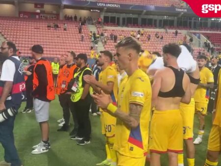 Tinerii jucători ai naționalei U21 a României își unesc vocile cu galeria după meciul cu Italia, 0-1, la EURO 2025