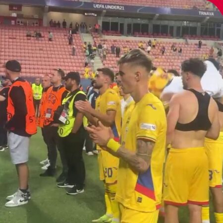 Tinerii jucători ai naționalei U21 a României își unesc vocile cu galeria după meciul cu Italia, 0-1, la EURO 2025