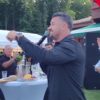 Constantin Budescu a luat microfonul și toți „petroliștii” au început să danseze: „Adu caii, Simioane!” / „Se vede Mamaia, Țanțooo!”