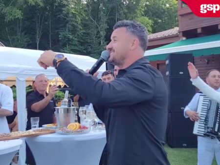 Constantin Budescu a luat microfonul și toți „petroliștii” au început să danseze: „Adu caii, Simioane!” / „Se vede Mamaia, Țanțooo!”