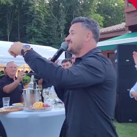 Constantin Budescu a luat microfonul și toți „petroliștii” au început să danseze: „Adu caii, Simioane!” / „Se vede Mamaia, Țanțooo!”