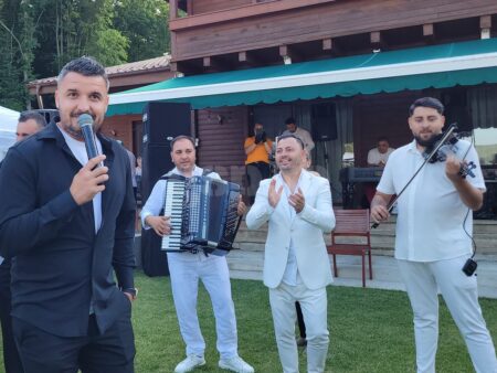 Constantin Budescu a urcat pe scenă, iar toți „petroliștii” au început să danseze: „Adu caii, Simioane!” / „Se vede Mamaia în totalitate, Tanțooo”