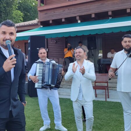 Constantin Budescu a urcat pe scenă, iar toți „petroliștii” au început să danseze: „Adu caii, Simioane!” / „Se vede Mamaia în totalitate, Tanțooo”