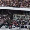 Un suporter a decedat, iar alți 11 au fost răniți după ce un gard al peluzei s-a prăbușit.