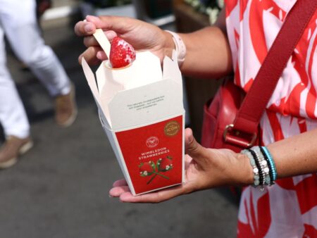 Pentru prima dată în 15 ani, Wimbledon a majorat prețul celebrelor căpșuni cu frișcă! Cât costă începând din această zi?