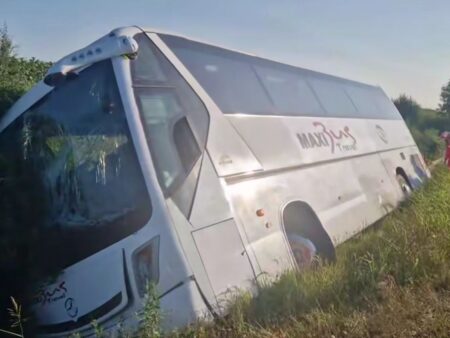 Autocarul răsturnat transporta o echipă de baschet juniori» Un pasager a decedat, iar un copil este intubat.