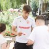 Asaltat pentru fotografii și autografe » Moment surprinzător cu un fan al rivalilor de la FCSB