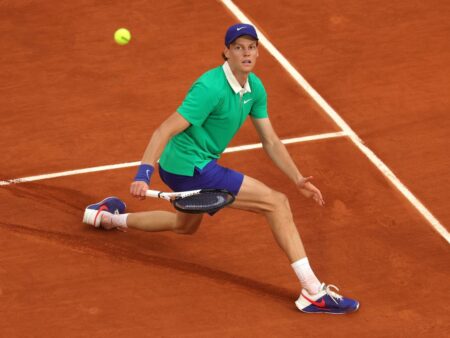 Jannik Sinner, lider mondial, obține o victorie clară în sferturile de finală la Roland Garros