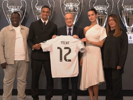 Trent Alexander-Arnold, prezentat oficial la Real Madrid » Internaționalul englez a fost acompaniat de frumoasa sa iubită