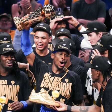 Shai Gilgeous-Alexander a fost inclus în panteonul legendelor NBA, alături de Michael Jordan, Kareem Abdul-Jabbar și Shaquille O’Neal.