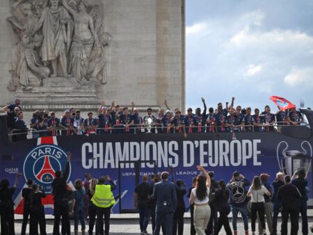 Zeci de mii de fani au primit-o pe PSG » Vorbele președintelui Macron
