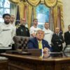 Vizită inedită la Casa Albă! Igor Tudor și jucătorii echipei Juventus s-au întâlnit cu Donald Trump în Biroul Oval.
