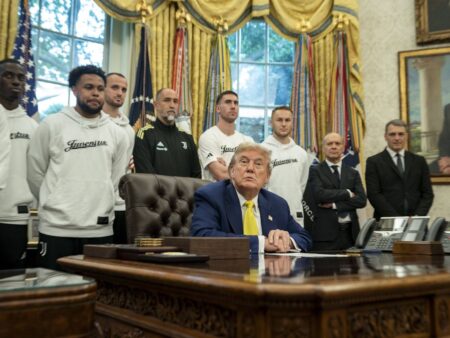 Vizită inedită la Casa Albă! Igor Tudor și jucătorii echipei Juventus s-au întâlnit cu Donald Trump în Biroul Oval.