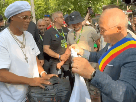 Ronaldinho a sosit la Cluj, întâmpinat de Emil Boc » Ce dar i-a oferit primarul