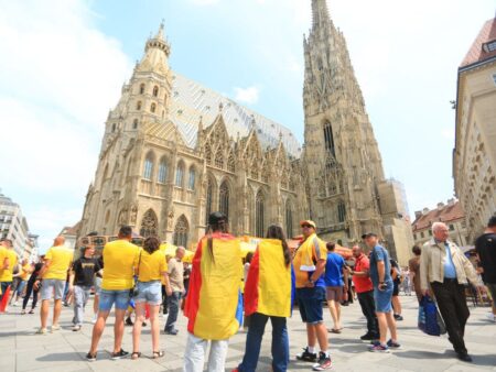 „Zidul Galben” invadează Viena » Imagini spectaculoase din Stephansplatz cu suporterii români