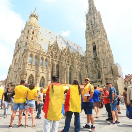 „Zidul Galben” invadează Viena » Imagini spectaculoase din Stephansplatz cu suporterii români