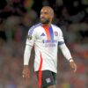 Iată o variantă a titlului: 

„Fugiți care puteți! Alexandre Lacazette semnează după retrogradarea lui Lyon”