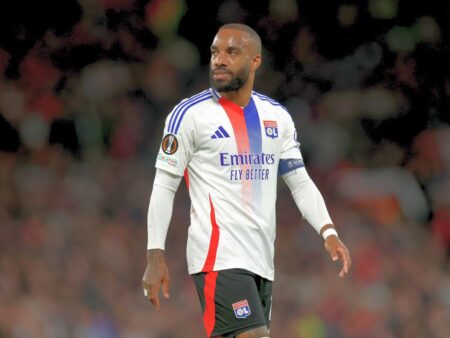 Iată o variantă a titlului: 

„Fugiți care puteți! Alexandre Lacazette semnează după retrogradarea lui Lyon”