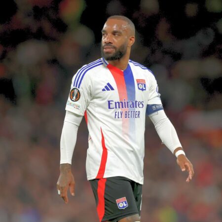 Iată o variantă a titlului: 

„Fugiți care puteți! Alexandre Lacazette semnează după retrogradarea lui Lyon”