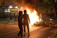 Scene reprobabile la Paris: fanii au dat foc mașinilor