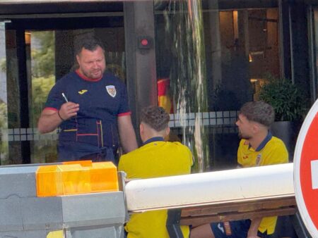 A doua zi după penalty-ul ratat cu Italia, Louis Munteanu a fost convocat de oficialii FRF, chiar în fața hotelului.