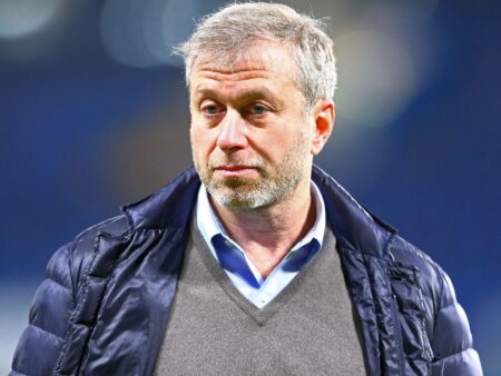 Guvernul britanic îl amenință pe Abramovich cu un proces din cauza vânzării clubului Chelsea.