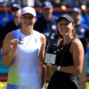 Iga Swiatek, învinsă în prima sa finală pe iarbă » Replici pline de umor cu Jessica Pegula la ceremonia de premiere