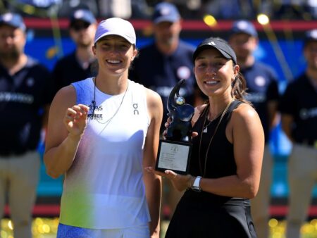 Iga Swiatek, învinsă în prima sa finală pe iarbă » Replici pline de umor cu Jessica Pegula la ceremonia de premiere