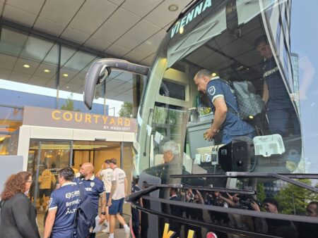 Exces de zel și tensiuni la sosirea echipei naționale a României în Viena: Motivele unei posibile escaladări a situației