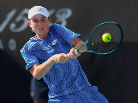 Juniorul român Yannick Alexandrescu avansează în optimile de finală la Roland Garros.