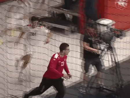 Scene impresionante în semifinala CM de handbal U21 » Echipa s-a calificat în finală în ultima secundă și a fugit prin tribune de bucurie.