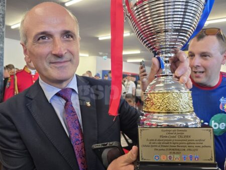 I-au oferit o surpriză „Excelenței sale” Florin Talpan, dar s-au făcut de rușine » Imagini suprarealiste la aniversarea Stelei