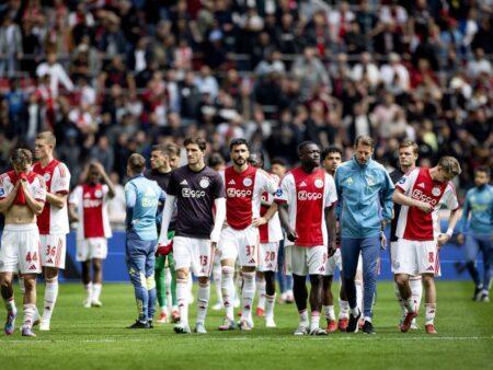 Ajax își dă afară 7 jucători prin WhatsApp
