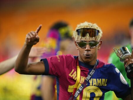 Iată o variantă rescrisă a titlului în limba română: 

„Lista celor mai scumpi 20 de fotbaliști din lume a fost actualizată: Toți au o valoare de peste 100.000.000 de euro”