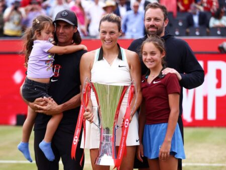 La 37 de ani, cu două fetițe, este noua campioană de la Queen’s, cea mai în vârstă din circuitul WTA după Serena Williams!