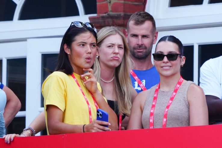 Emma Răducanu, urmărindu-l pe Carlos Alcaraz la ATP Queen's