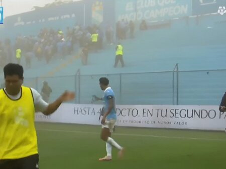 Un nor de praf a acoperit stadionul.