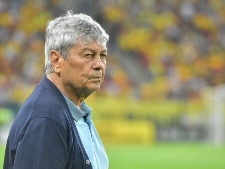 Here are a few rewritten titles in Romanian:

1. „Dacă el nu ar fi fost egoist, ar fi marcat două goluri în plus”
2. „Dacă nu era atât de egoist, ar fi înscris încă două goluri”
3. „Dacă el nu avea un comportament egoist, putea marca alte două goluri” 

Let me know if you need anything else!