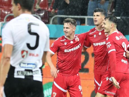 Un jucător de la Dinamo s-a accidentat în meciul amical cu Petrolul.