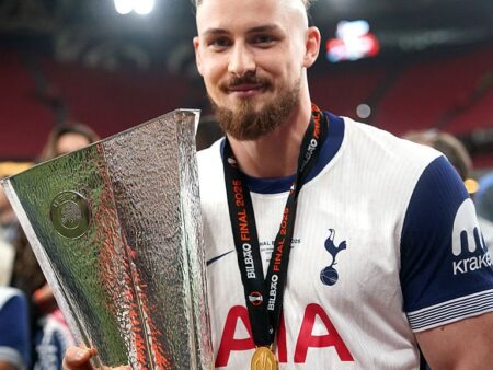 Un nou trofeu european pentru Drăgușin? Când se joacă PSG – Tottenham în Supercupa Europei. Meciul se va desfășura pe fonduri considerabile.