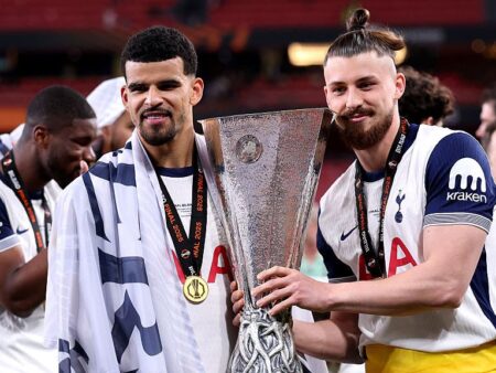Sumă-record plătită de Tottenham! Primul transfer al noii ere îi va face concurență lui Radu Drăgușin.