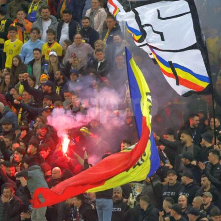 Are aproape 600.000 de urmăritori și va cânta imnul României.