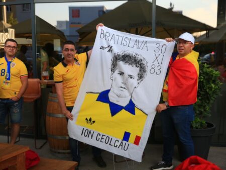 CORESPONDENȚĂ DIN SLOVACIA: „Aleg să călătoresc în lume alături de tine, să flutur tricolorul în momente bune și rele!” + atmosferă ca la Clinceni și banner special pentru „Eroul de la Bratislava”