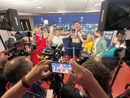 Două lumi despărțite de un panou » Ce m-a impresionat în culise, după România U21