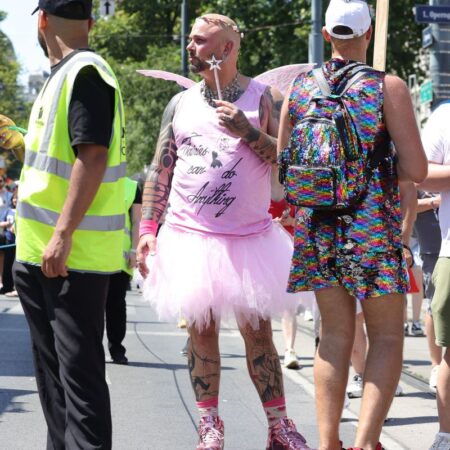 Atenție, imagini șocante! Gigi, unde este agheasma? Am fost la Pride Vienna și am văzut oameni-câini, bărbați doar în… o șosetă, copii și mii de persoane în ținute excentrice.