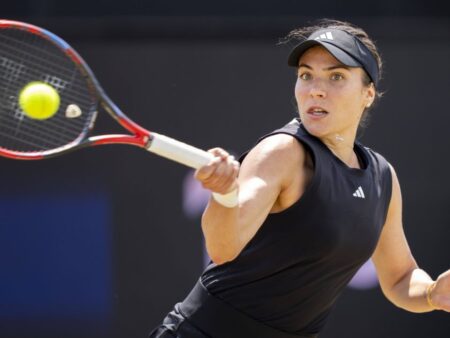 Spasme pe teren și o înfrângere dureroasă: Gabriela Ruse, învinsă la limită de campioana Openului Australian, în prima rundă la Wimbledon.