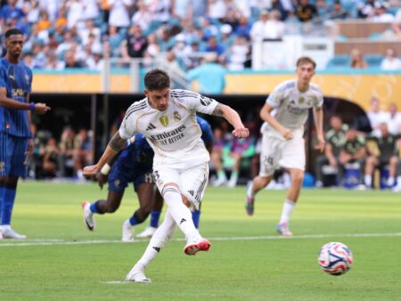 Iată câteva variante de titlu în limba română:

1. „Uimitor! Cum a ratat Federico Valverde un penalty ce putea aduce victorie în meciul Real Madrid – Al-Hilal”
2. „Șocant! Federico Valverde a ratat un penalty crucial pentru Real Madrid în fața lui Al-Hilal”
3. „Incredibil! Federico Valverde a eșuat să transforme un penalty decisiv în meciul Real Madrid – Al-Hilal”